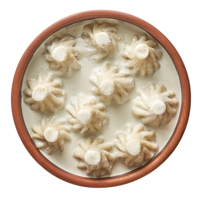 Мини-хинкали с курицей в соусе блю чиз